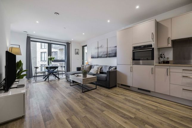 London SW18 2 bed apartment for sale