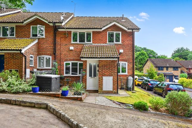 Shaftesbury Mount, Camberley GU17 2 bed end of terrace house for sale