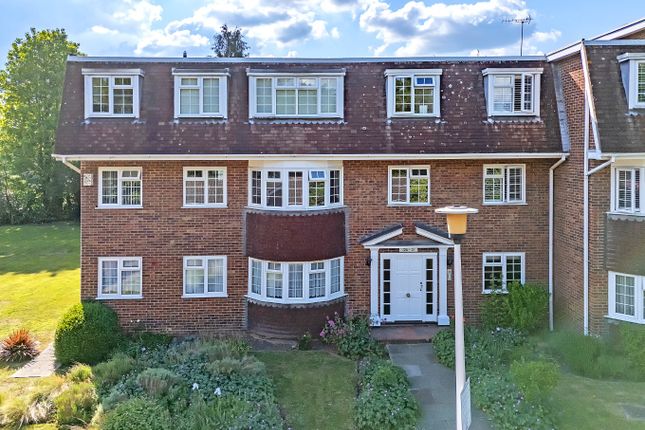 Buckingham Close, Hornchurch, Greater... 2 bed apartment for sale