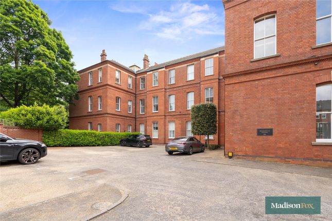 Brandesbury Square, Woodford Green IG8 2 bed apartment for sale
