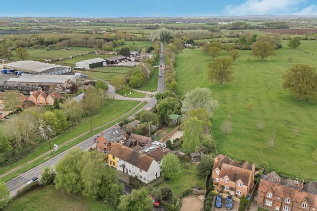Haddenham Road, Aylesbury HP17 3 bed terraced house for sale