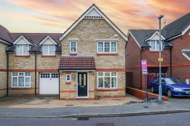 Swallow Close, Rayleigh SS6 3 bed semi