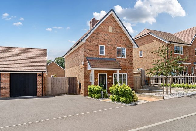 Armsworth Way, Farnham, Surrey, GU9 3 bed detached house for sale
