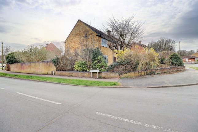 Cedar Avenue, High Wycombe HP15 4 bed semi