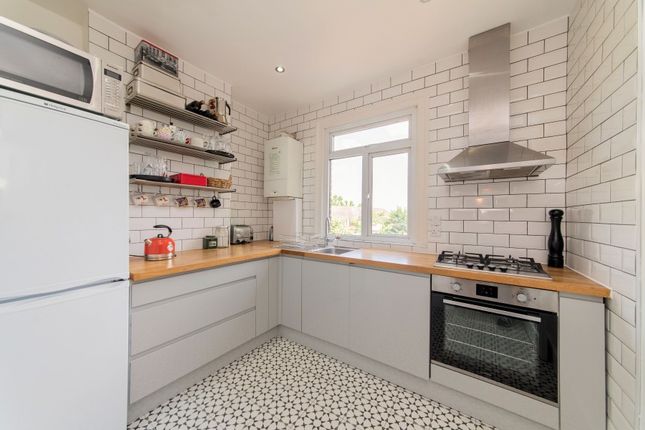 WOODGRANGE AVENUE, NORTH FINCHLEY, N12 2 bed flat for sale