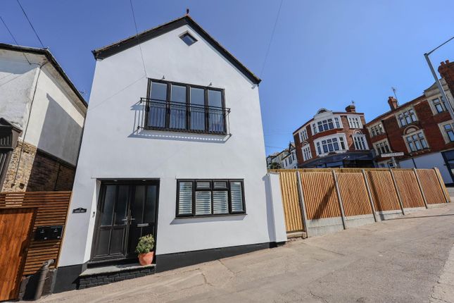 2 bed detached house