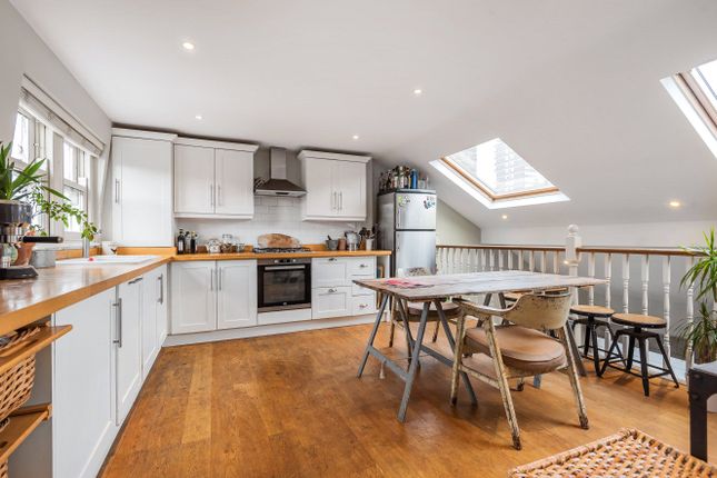 Broughton Road, Fulham, London, SW6 2 bed flat for sale