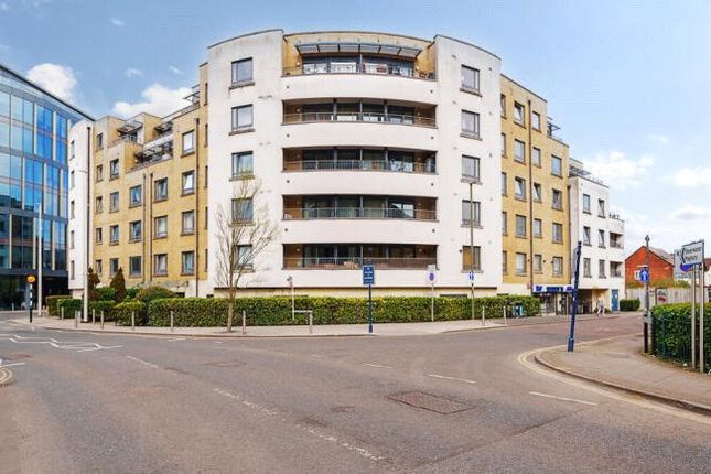 Stanley Road, Woking, Surrey, GU21 2 bed apartment for sale