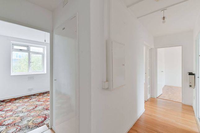 Bancroft Court, Nine Elms, London, SW8 2 bed flat for sale