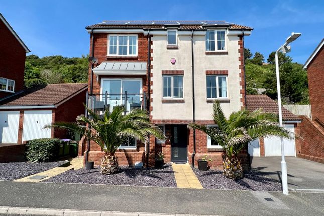 5 bed detached house