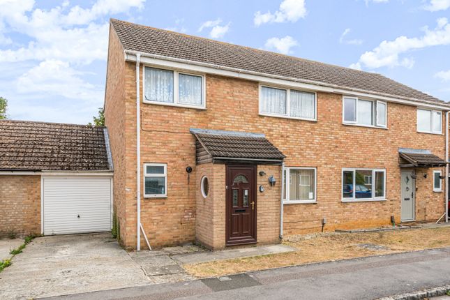 Queens Road, Carterton, Oxfordshire... 3 bed semi