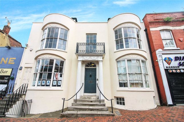 High Street, Sittingbourne, ME10 2 bed flat for sale