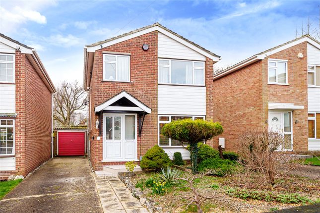 Rushden Way, Farnham, Surrey, GU9 3 bed detached house for sale