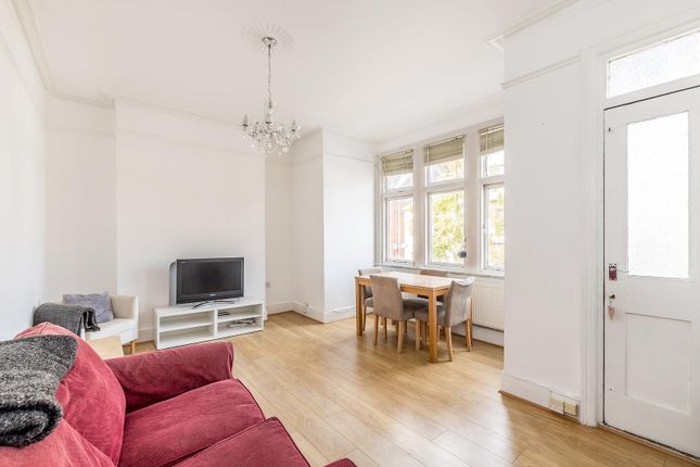 St. Martins Court, West Norwood, SE27 3 bed flat for sale