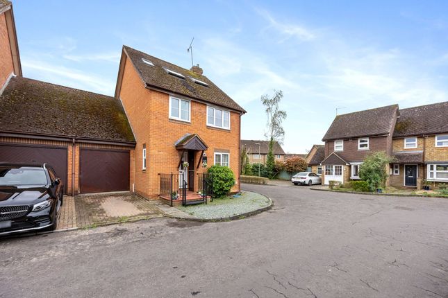 Clover Way, Horley RH6 5 bed detached house for sale