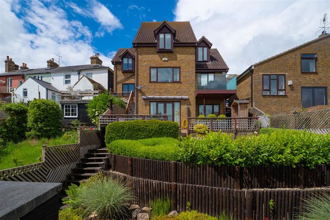 5 bed detached house