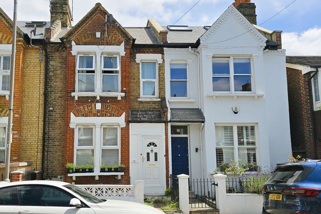 Dingwall Road, London SW18 2 bed flat for sale