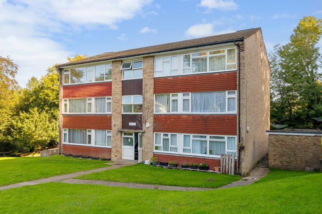 Harestone Hill, Caterham, CR3 2 bed flat for sale