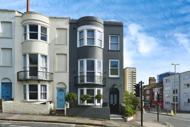 4 bedroom end of terrace house for sale