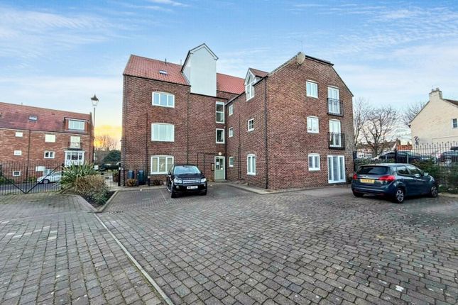 Sheraton House, Blandford Close... 2 bed flat for sale