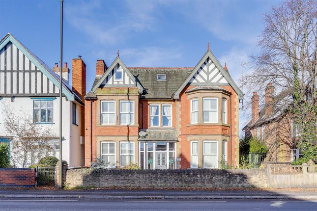 6 bed detached house
