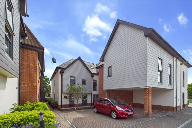 Francis Close, Thatcham, Berkshire, RG18 2 bed apartment for sale