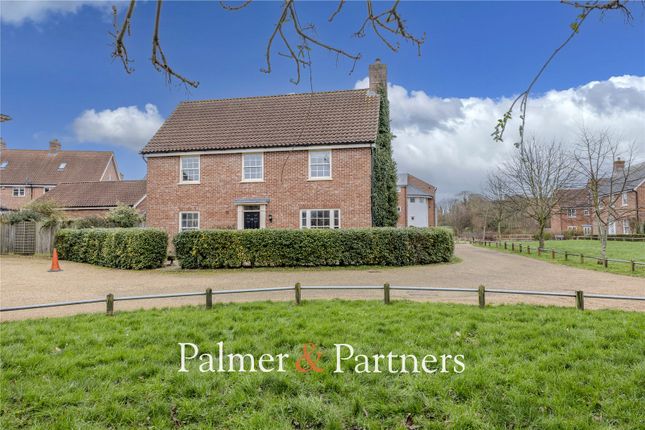 Warren Avenue, Saxmundham, Suffolk, IP17 4 bed detached house for sale