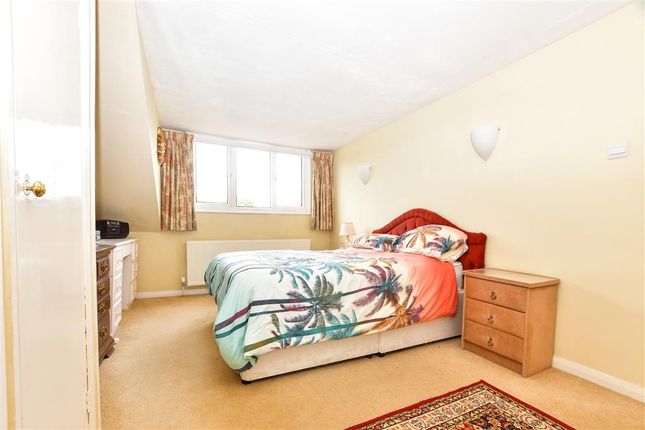 5 bed detached house