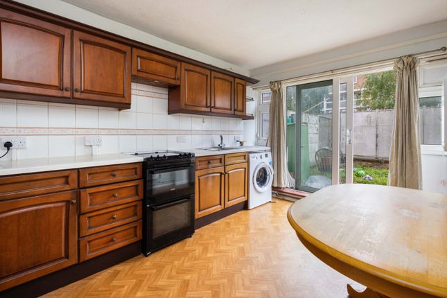 Kedleston Walk, London, E2 2 bed maisonette for sale