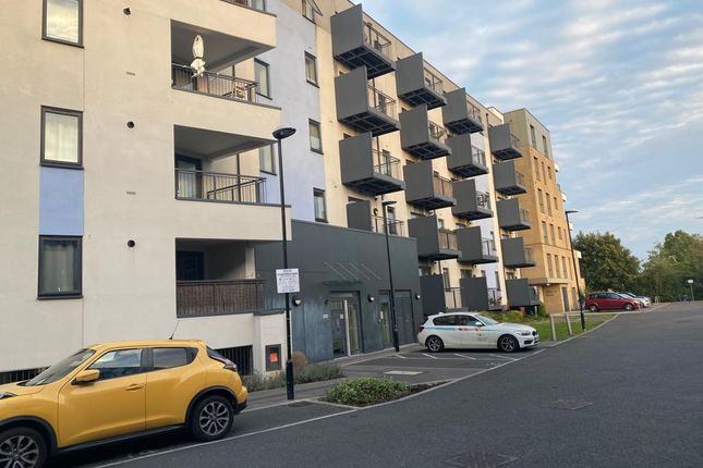 London, Middlesex, UB2 2 bed flat for sale