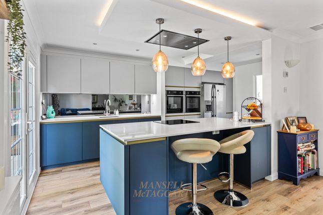 Artel Croft, Crawley RH10 5 bed detached house for sale