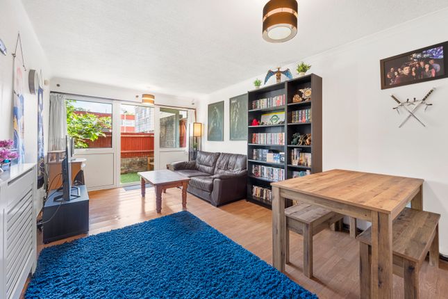 Farnham Gardens, Raynes Park SW20 2 bed apartment for sale
