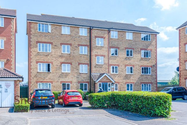 Village Close, Hoddesdon EN11 2 bed flat for sale