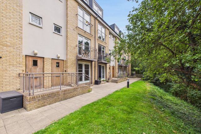 Grove Road, Hitchin, Hertfordshire, SG4 2 bed maisonette for sale