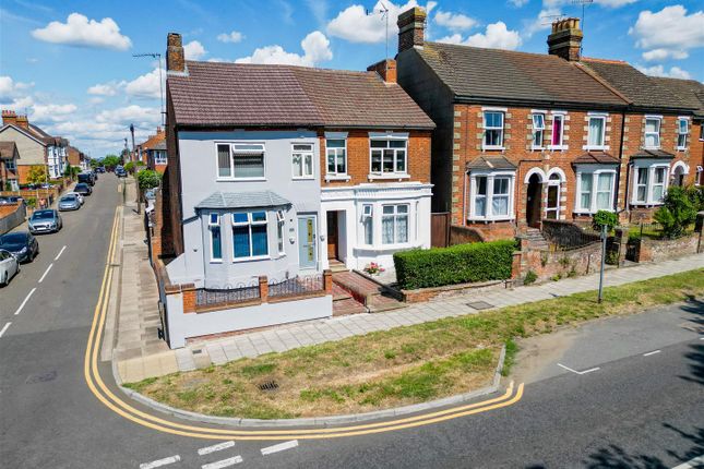 Bierton Road, Aylesbury HP20 3 bed semi