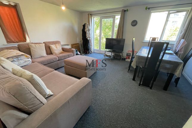Burket Close, Southall, UB2 2 bed flat for sale