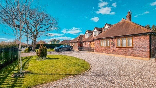 5 bed detached house