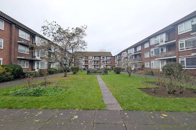 Castle Way, Feltham, TW13 2 bed apartment for sale