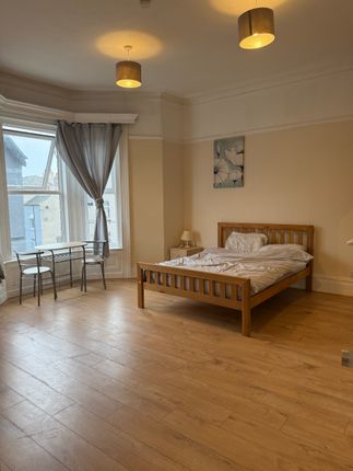 6 bed end terrace house