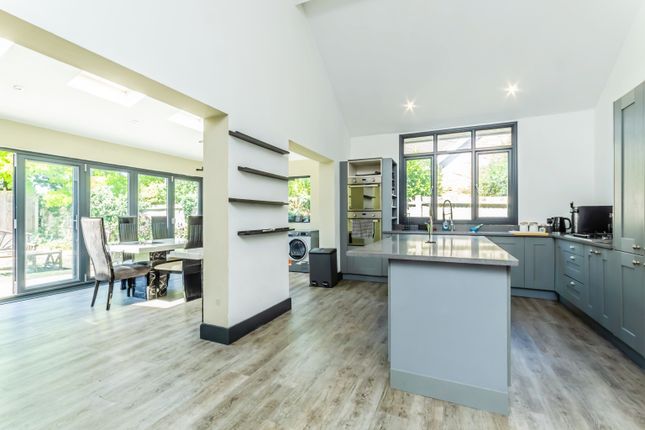 6 bedroom detached house for sale