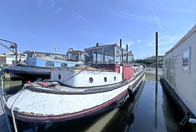 Vicarage Lane, Hoo ME3 2 bed houseboat for sale