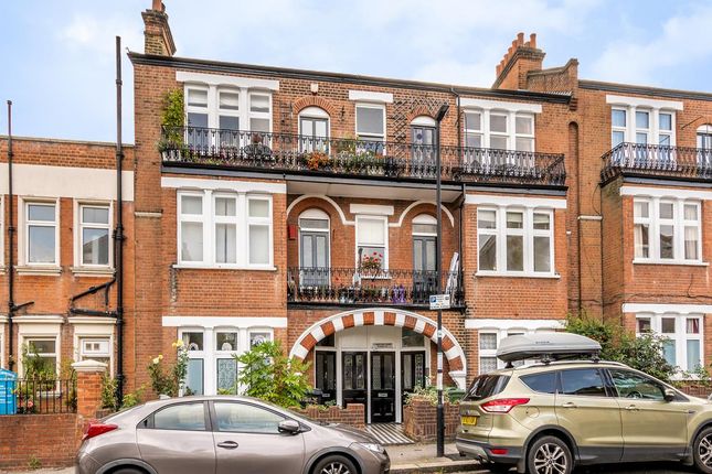 St. Martins Court, West Norwood, SE27 3 bed flat for sale