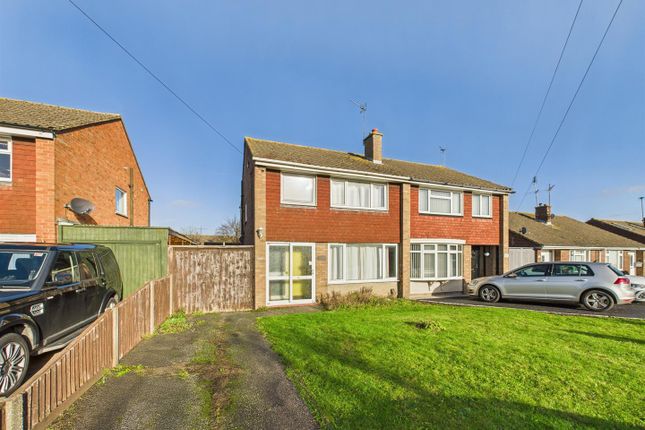 Broughton Avenue, Aylesbury HP20 3 bed semi