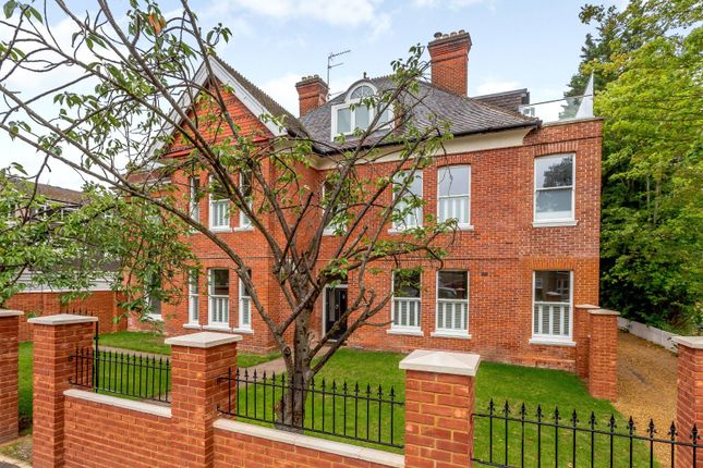 St Georges Avenue, Weybridge, KT13 3 bed flat for sale
