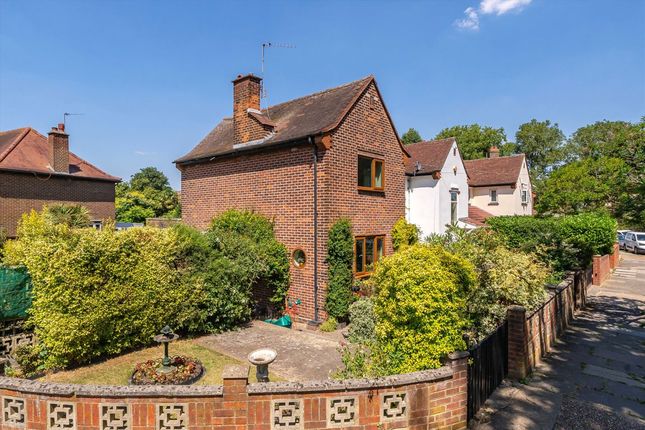 Acacia Avenue, Brentford TW8 3 bed end of terrace house for sale