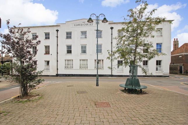 Lloyd Court, Deal, Kent, CT14 6AF 2 bed flat for sale