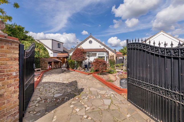 Bower Way, Slough 4 bed detached house for sale
