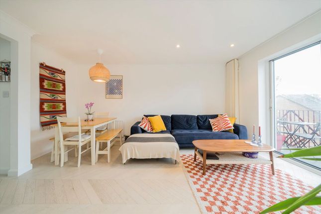 Earlston Grove, London E9 2 bed flat for sale