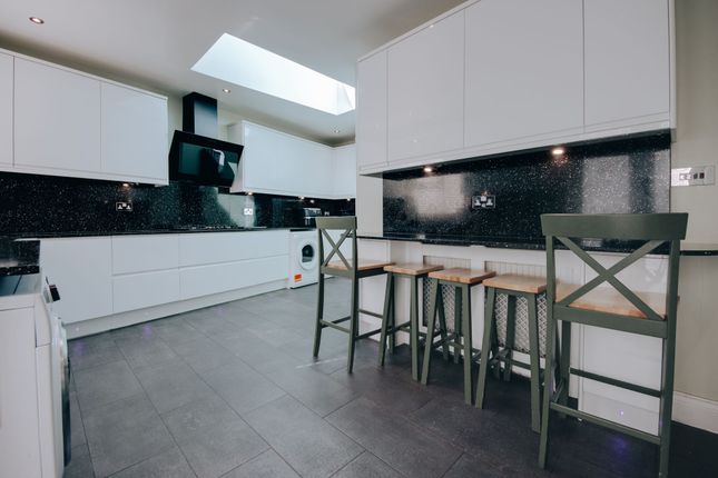 Prestwick Road, Watford, WD19 7 bed semi
