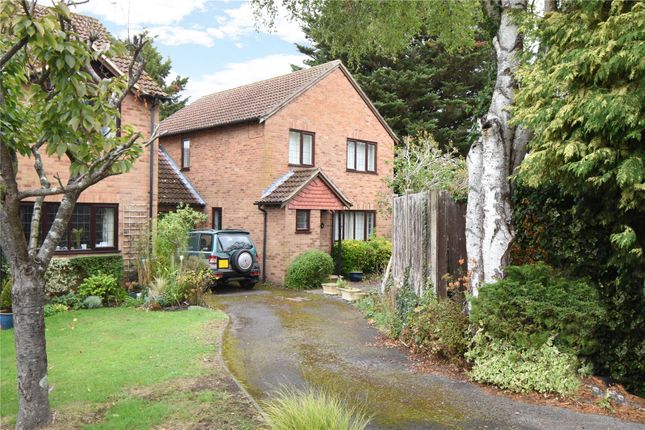 Mill Close, Hook RG27 4 bed detached house for sale